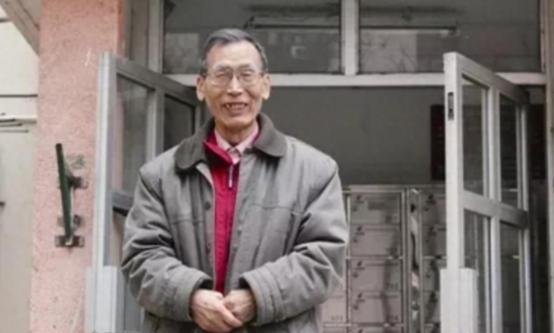 中国最孤独的大使：一个人带着一条狗坚守三年，改善生活靠挖野菜他一个人去了一个连菜