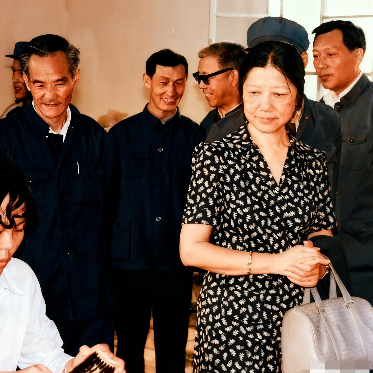 李政道的夫人秦惠䇹女士，一张罕见的留影，这一张照片拍摄的时候他已经40多岁了，仍