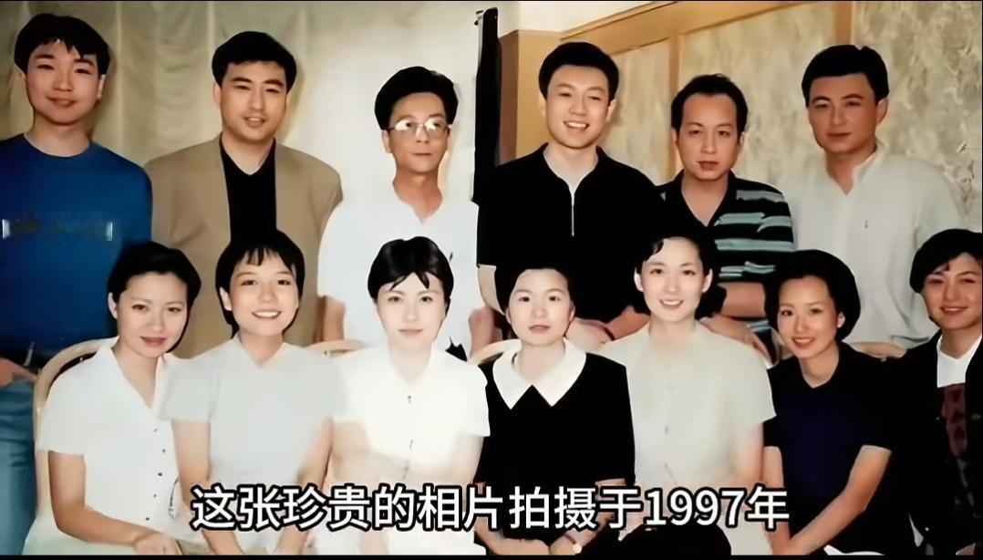 1997年，一群朋友开心合影留念。你认识几位？[作揖][玫瑰]九十年代合影