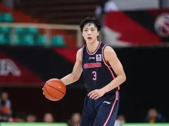 CBA最新消息：据知名篮球自媒体人付政浩谈到广东男篮球员胡明轩：广东男篮主场惨败