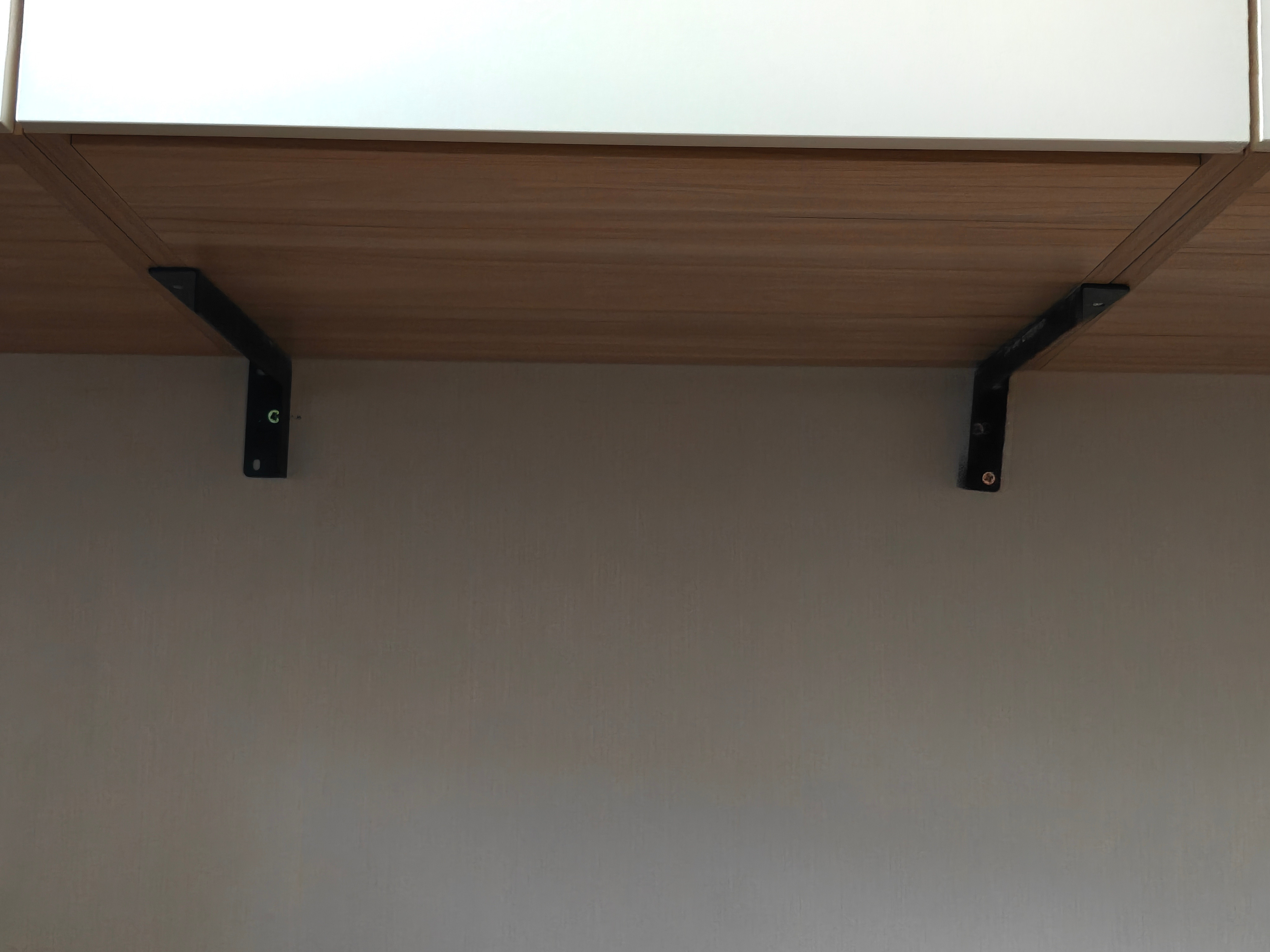 三天假期总算有时间找师傅上门解决悬浮书桌下弯的问题了师傅在墙上打了两个三角铁架，