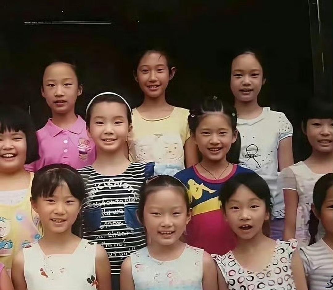 赵露思的小学毕业照，看看能认出哪个是她？