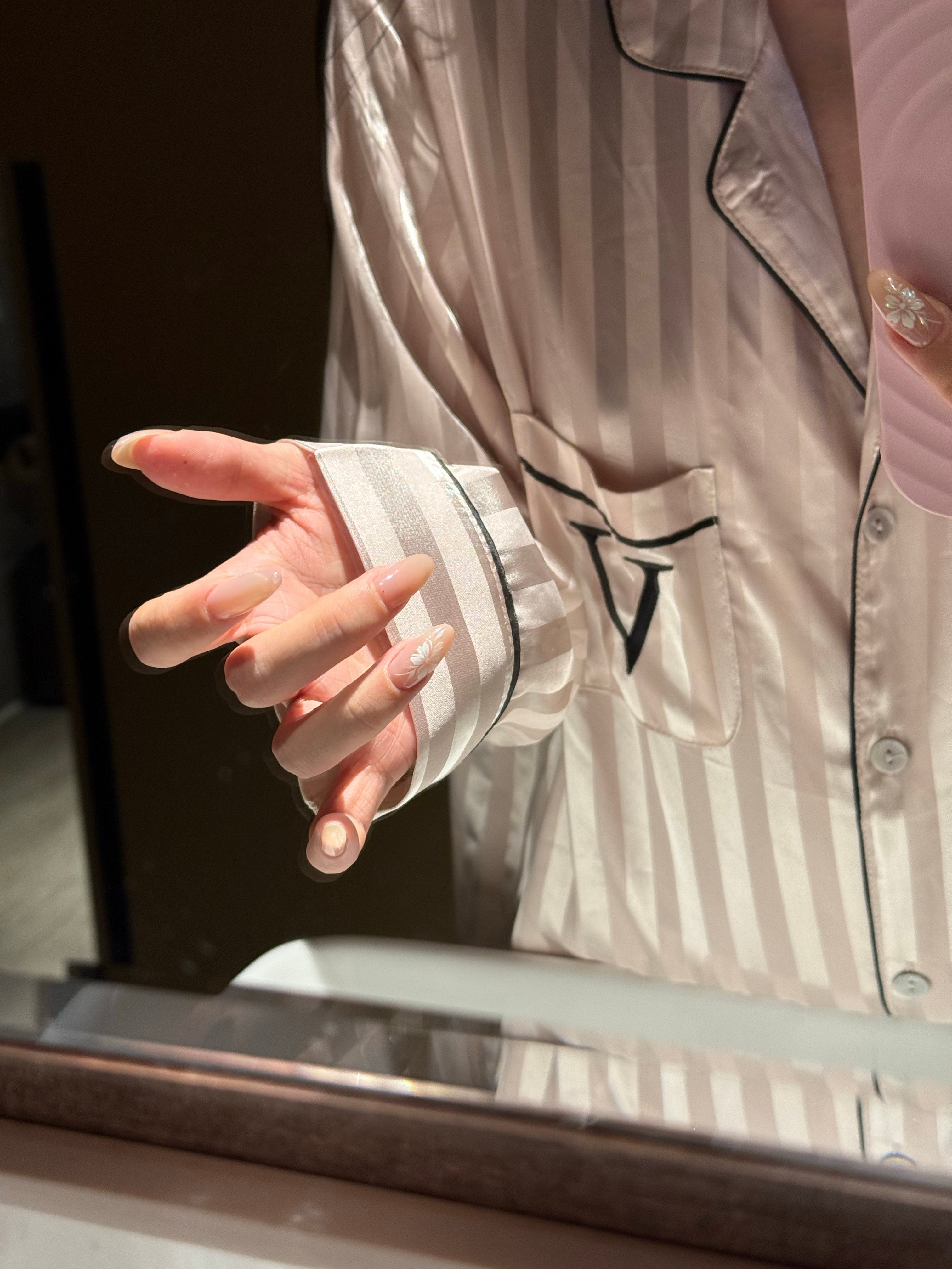 洗完澡疯狂对着镜子欣赏我的新美甲[爱心]本甲的魅力有人能懂懂我吗感觉自己特别像