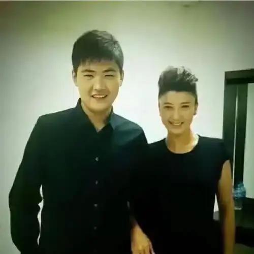 自己承认有新疆班的同学，妈妈公开说儿子读的新疆班，但中戏不承认！！！这出罗生