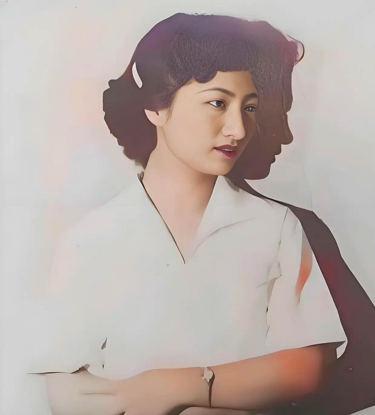 1949年，31岁的国民党美女特工张春莲，为了活命，隐姓埋名找到了一个老实农民，