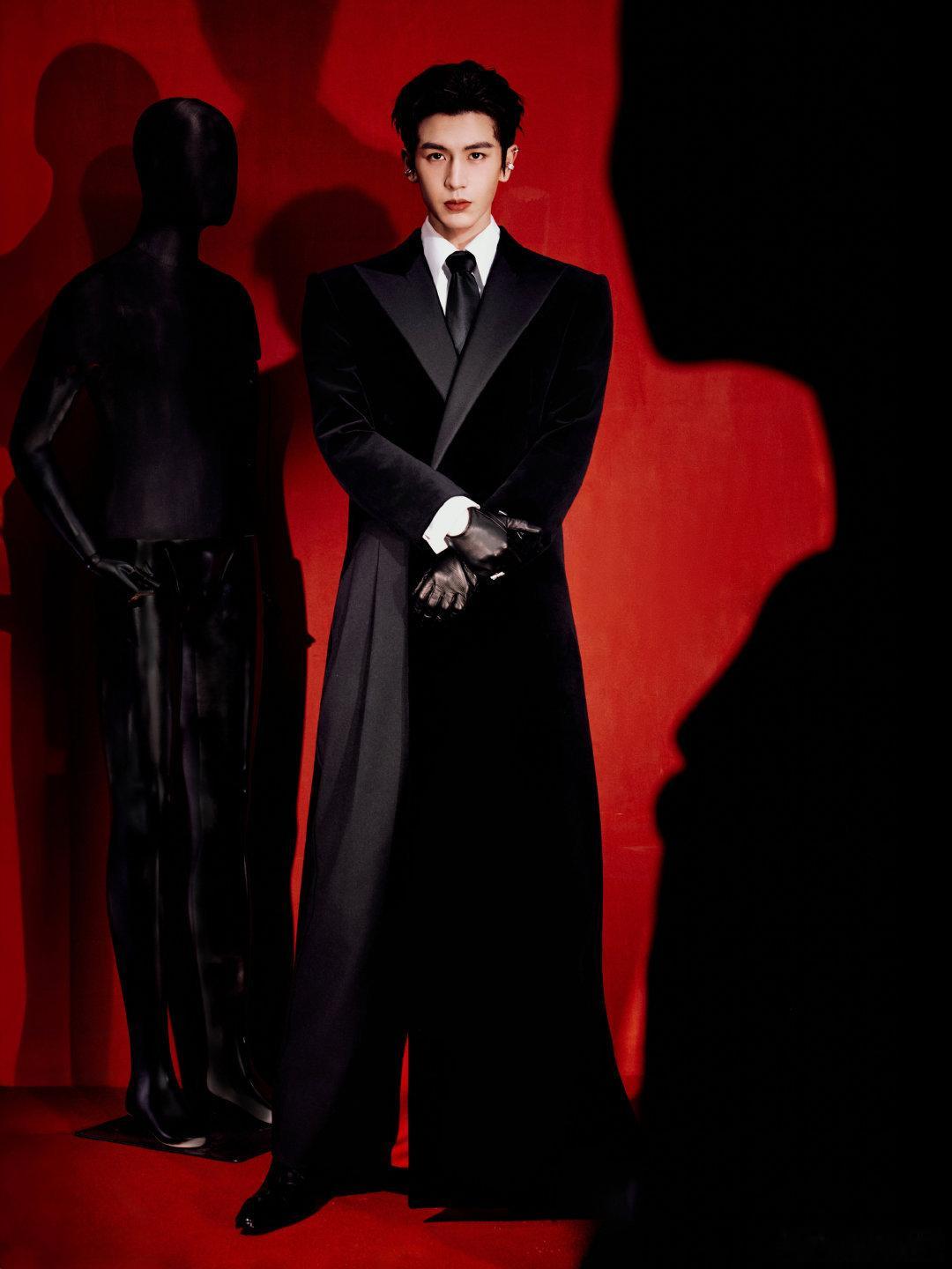 张凌赫把舞台走成了T台192cm黄金比例自带气场，高定西装衬出雕塑级骨相，台步