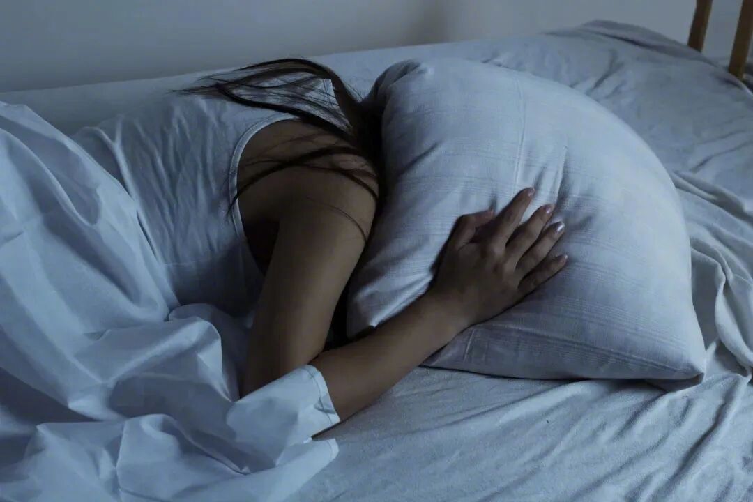 【经常半夜醒要排查6种疾病】以为是睡眠不好其实是病了睡眠中断的原因很多，如果频