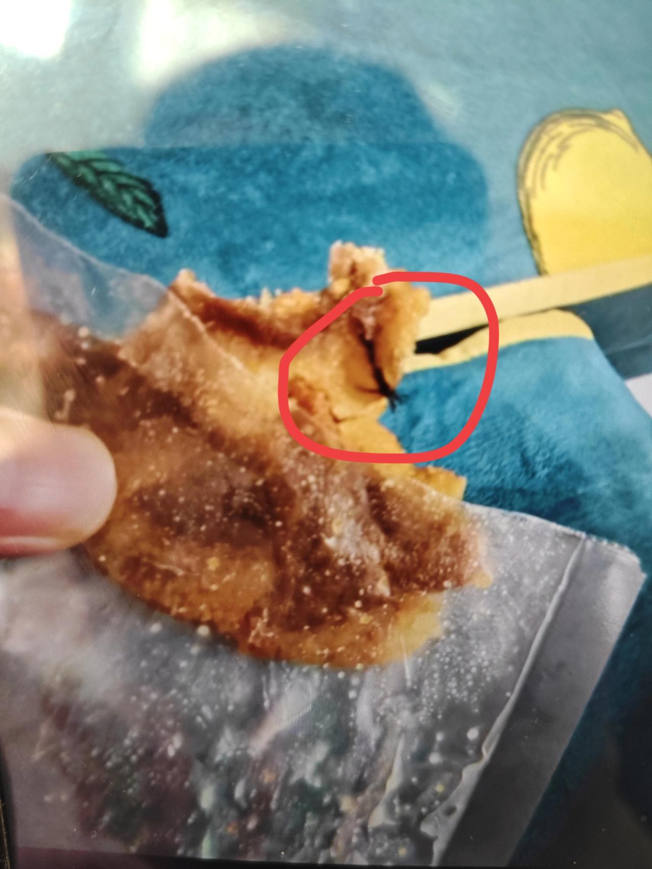 近日，即墨区有市民反映说在即墨中交岛城某记脂渣店购买的脂渣里吃出了猪毛，于是他找