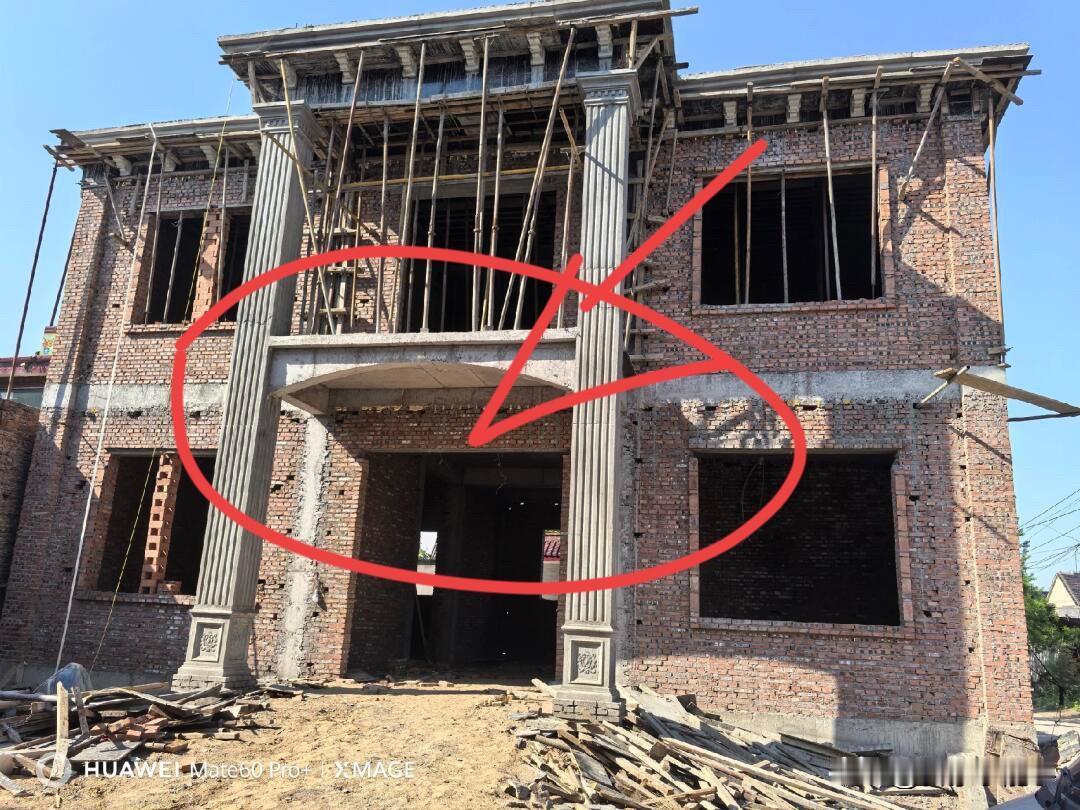 不懂就问：现在起的农村自建房，离不开罗马柱吗？亲戚家的房子，花了一个月的时间目