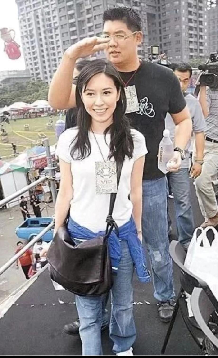 连胜文相貌英武，身材高大，据说有1米94；他是连战的长子。连胜文的妻子叫蔡依珊