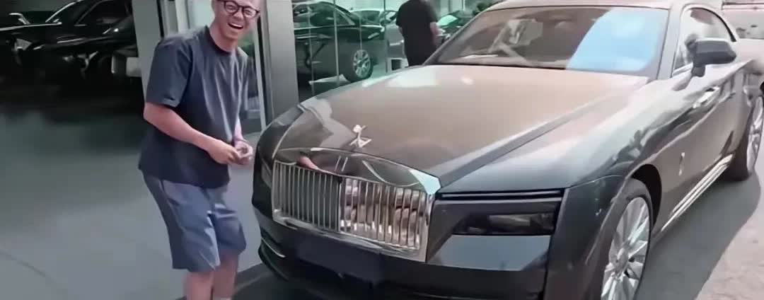著名车评人陈震对各款国产新能源汽车进行评测时，把车说得这好那好的，可一扭头他自己