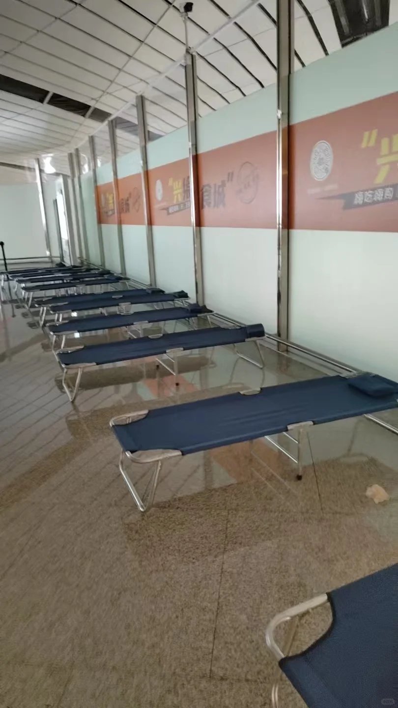 北京大兴机场20元过夜打工人赶早班机/红眼航班，最愁啥？——睡哪儿！酒店太贵，椅