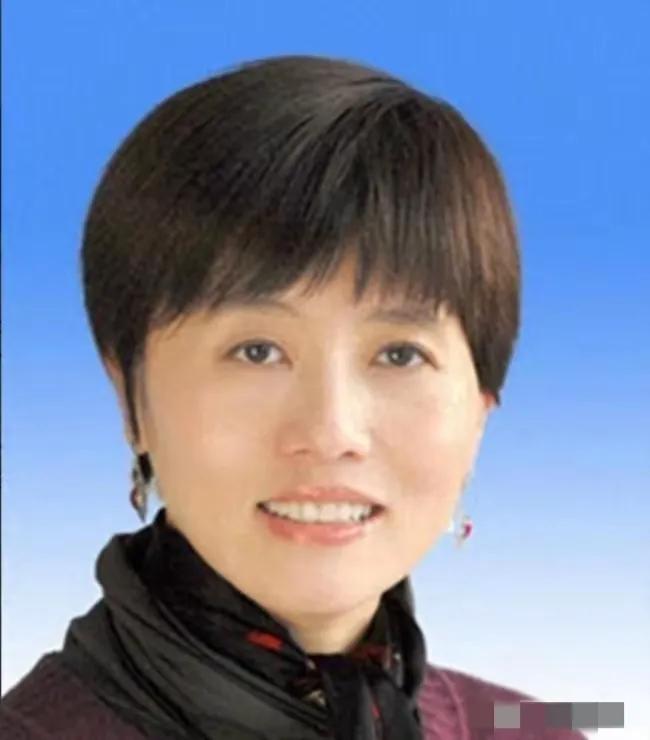 科学家饶毅有两任妻子，第一任妻子是吴瑛，是一位美籍华裔分子生物学家，在RNA剪接