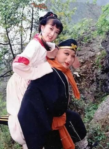 有一天，“猪八戒”的扮演者马德华去吃饭，结账的时候给了老板一张100钞票。老板一