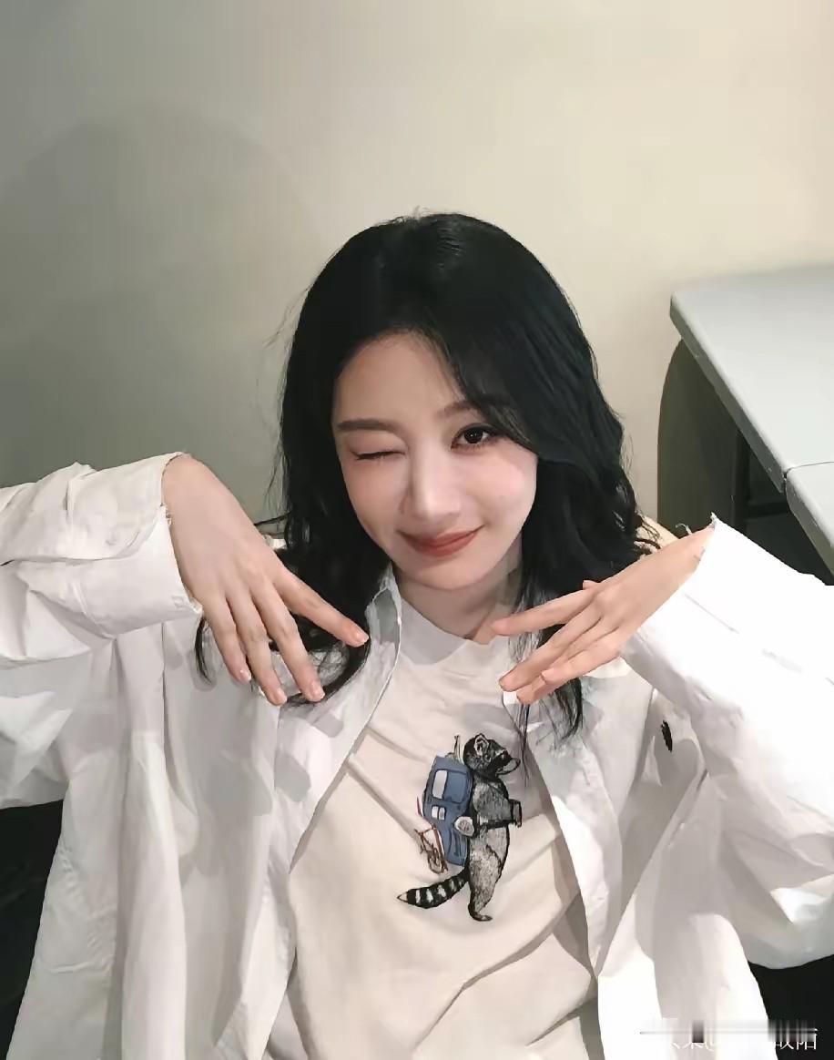 杨紫这姑娘，办事儿真是越来越有意思了。六一儿童节那天，她发了个动态，上来就是