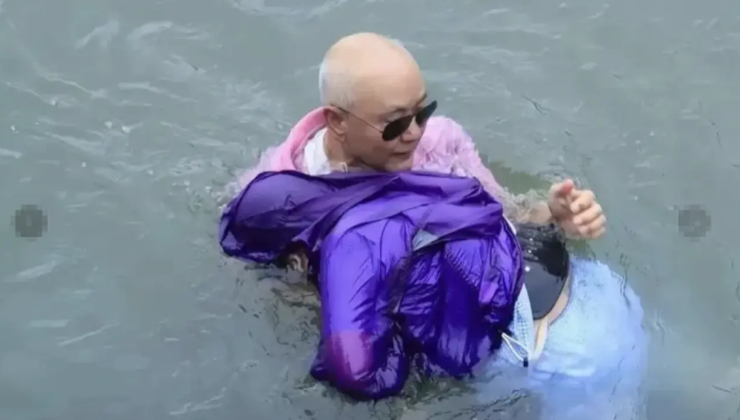 近日，上海一女子不慎落水，81岁的老兵孙灶立直接跳入湖中救人。把落水者拖回岸边后