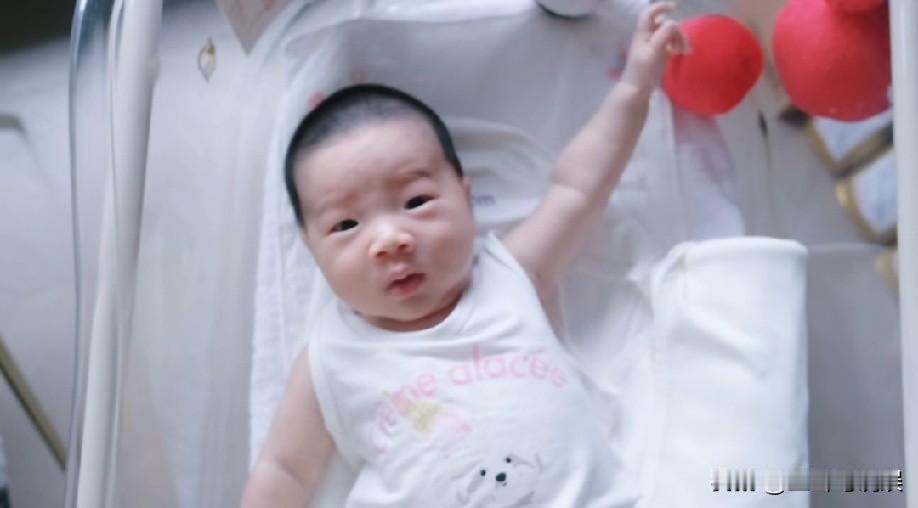 乔杉老婆莫丹晒三胎儿子正脸照，取名乔善梁，三个娃都没怎么遗传到妈妈的精致五官，这