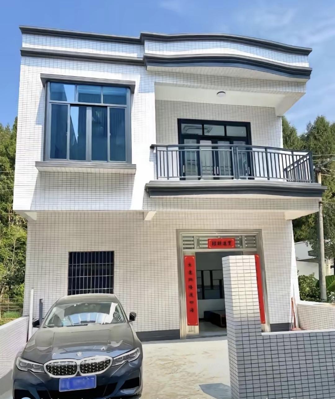 我老家有栋两层楼，盖好后三年再没住过。现在全家都在城里上班，一年也回不去两趟。门