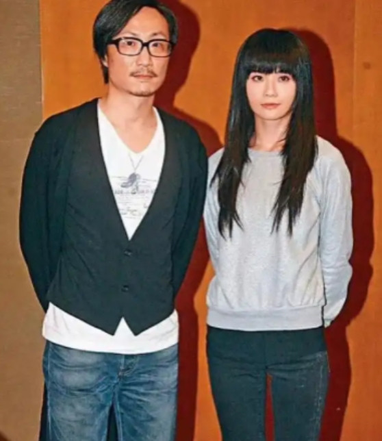 当年，郑中基疑惑地问女友蔡卓妍:“我们都同居了两年，为什么还不结婚？”蔡卓妍说: