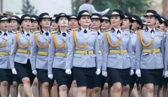 世界上最安全的两个国家，一个谁也打不过，一个谁也不敢打。世界纷纷扰扰，但有两个国