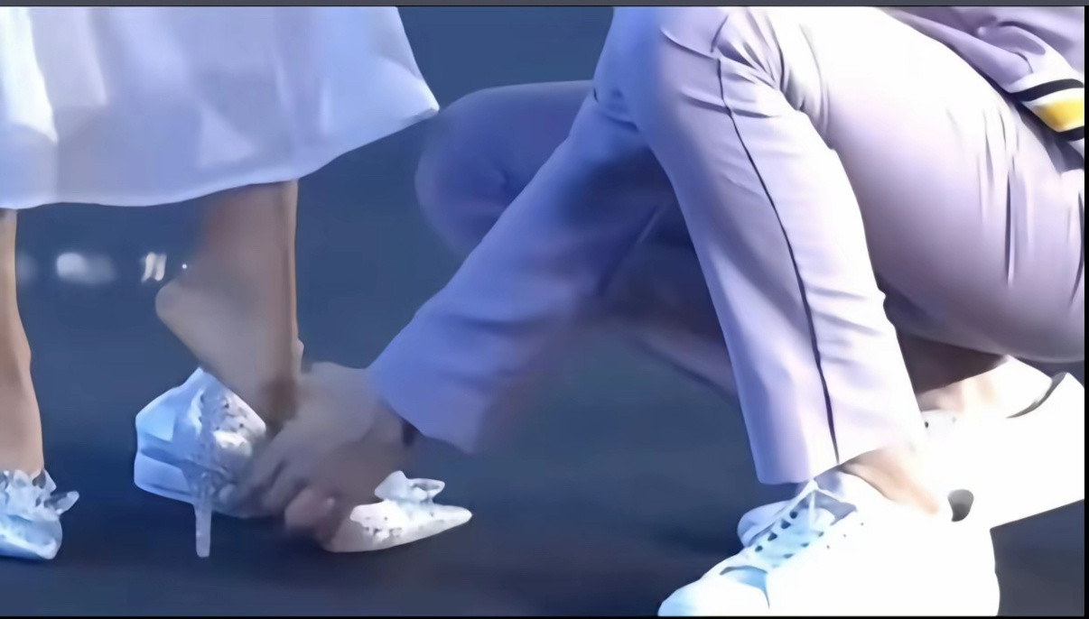 永远不合脚的鞋，吃不饱的肚子，累的睁不开的眼睛​​​