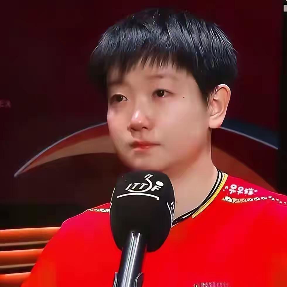 人民日报转发乒协声明，关注孙颖莎因密集赛程疲劳受伤退赛一事，强调运动员健康优先。