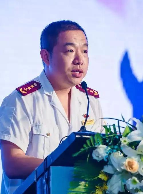 这个肩章到底是哪里的，怎么还有人说这是武警的一款红色肩章呢？印象中武警的红色
