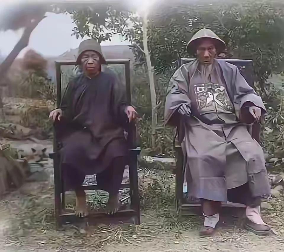 刷到一张1910年的老照片，着实令人大跌眼镜。照片中有个男子，衣衫褴褛、面黄肌瘦