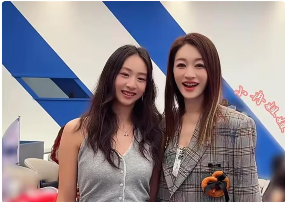 叶一茜母女探班浪姐，森碟头肩比简直开挂，短裙一穿满屏大长腿