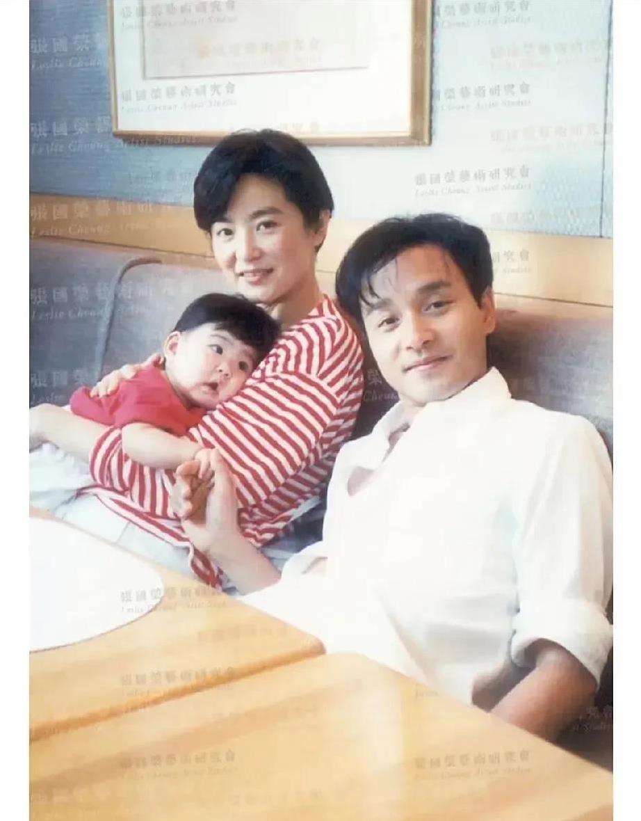 这是张国荣探望产后的林青霞时，留下的一张合影。画面里的温柔劲儿，好像能把人裹住。