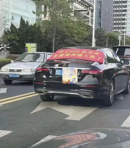 真相只有一个，这个男人在钓鱼