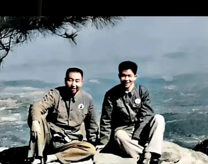 #分享一张珍贵的老照片#1970年，华老和秘书曹万贵在庐山上的珍贵合影。