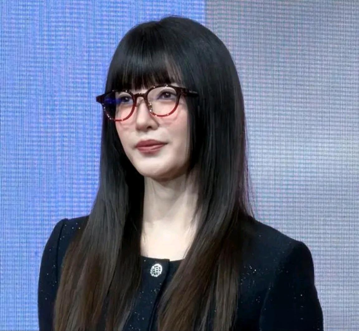 这真的是江疏影吗？搞了个刘海造型后，跟以前完全不一样了，不仅如此，就连嘴型和下颚