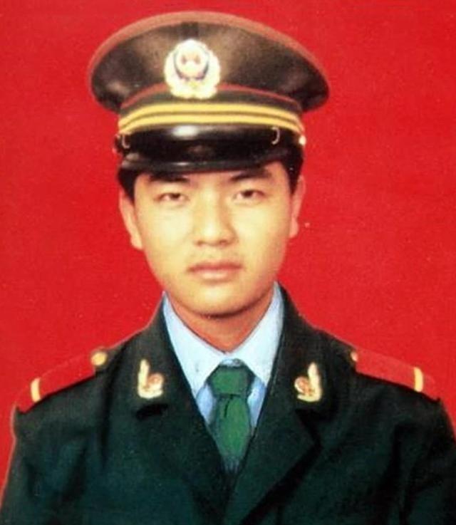 1992年10月，一武警战士独自押送四名不法分子回中队。突然，一个歹徒冲上来死死