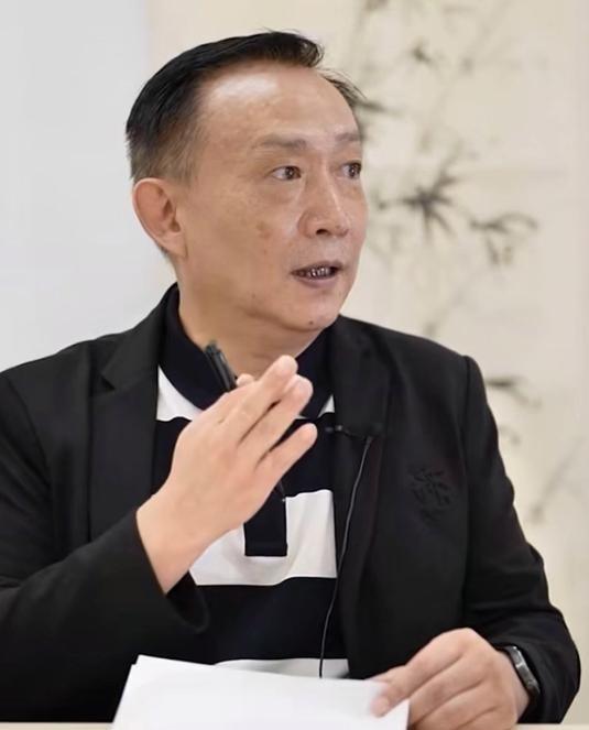有人曾想把我们喝的水、用的电、上的网，打包卖给资本。还生怕我们看懂，特地用英文写