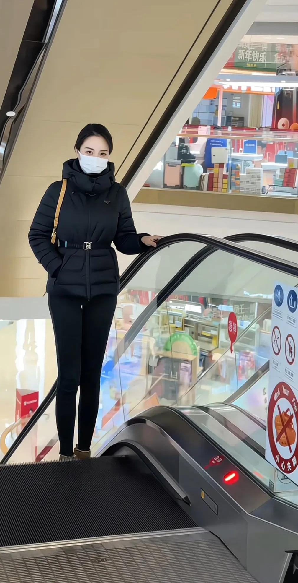 发财的征兆之一1、指甲长得快2、眉毛里长出长毛3、耳垂突然变大变厚4、