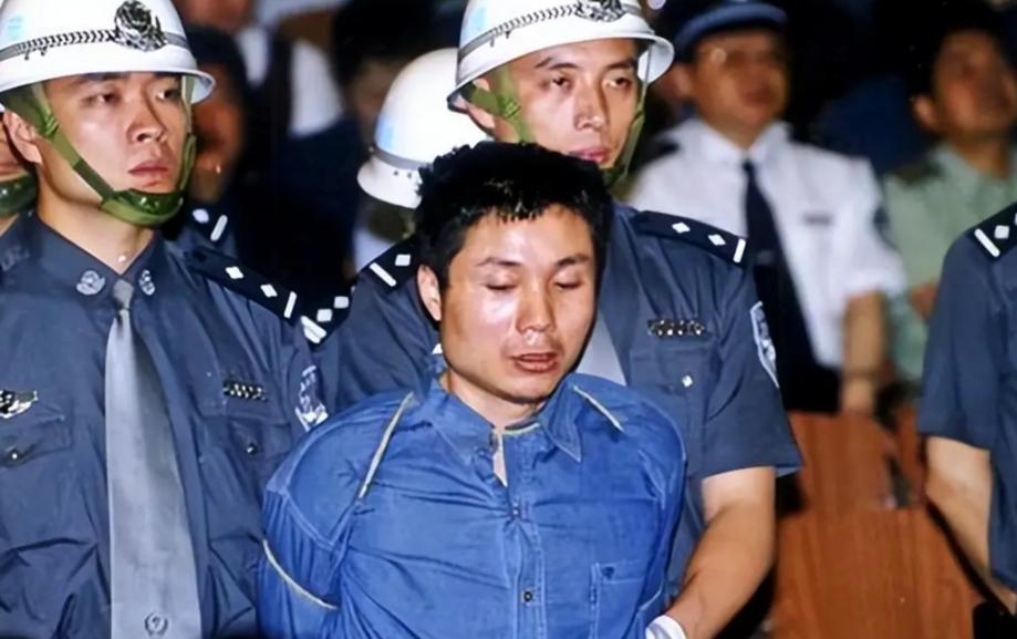 2001年5月20日清晨7时20分，当法警手持警绳出现在监舍门口时，张君刚刚吃完