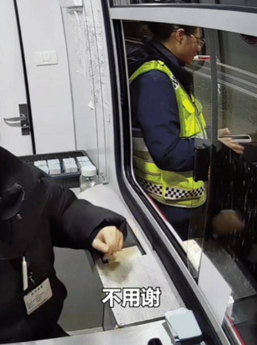 中国人不骗中国人！”浙江杭州，一司机因手机摔坏无法支付高速过路费，收费站的工作人