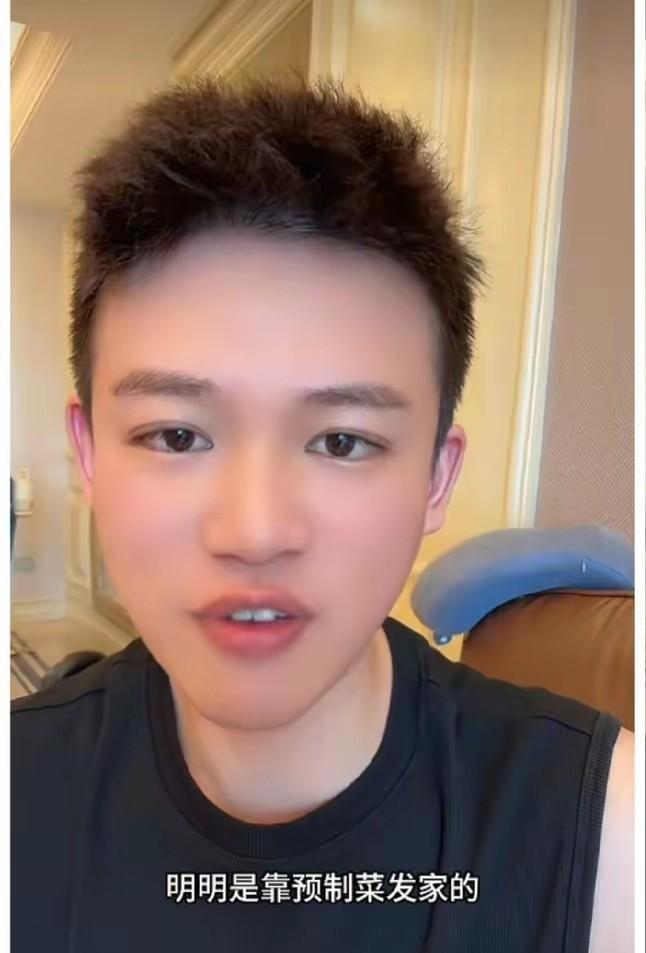 孟贺啊，他又出来蛐蛐麻六记了。他说，麻六记就是靠预制菜起家的，数落了一堆麻六