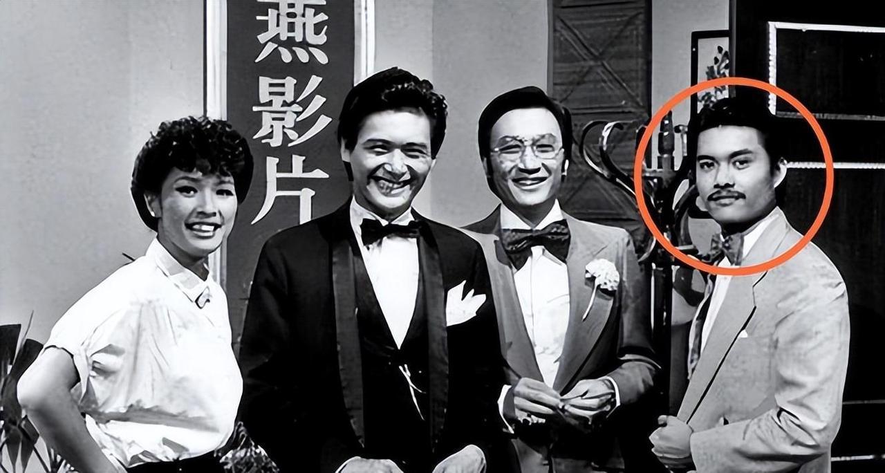 一张照片，三个大帅哥。吕良伟好帅，谢贤周润发笑得很灿烂，年轻人就是朝气蓬发。