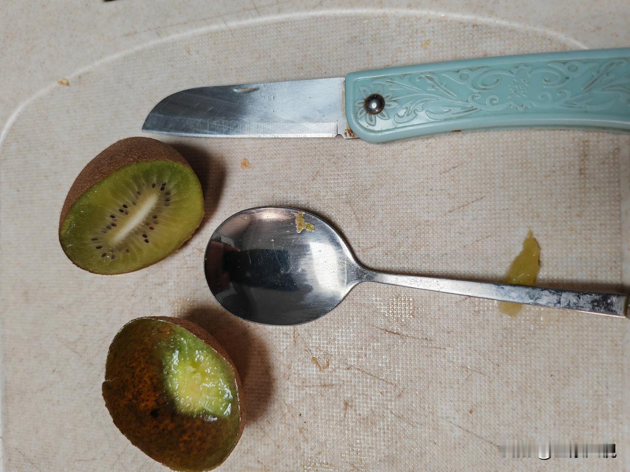 前一段时间去渭南市一个朋友的办公室（民营企业老板），看他吃猕猴桃，真有点好奇。