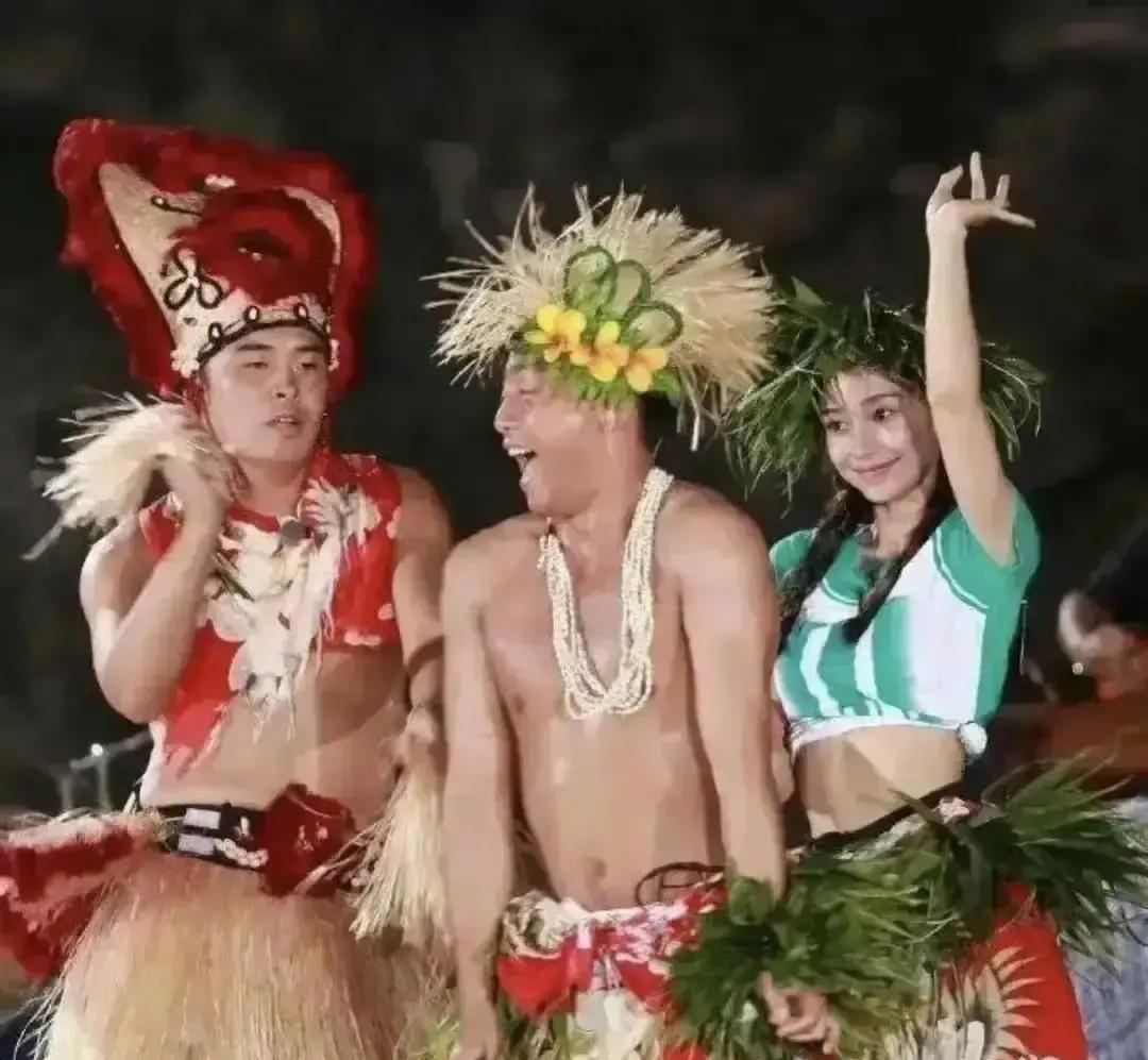 十年前柳岩在《跑男》里，那可是真刀真枪地撕名牌，镜头直接怼到大腿根，连码都不打！