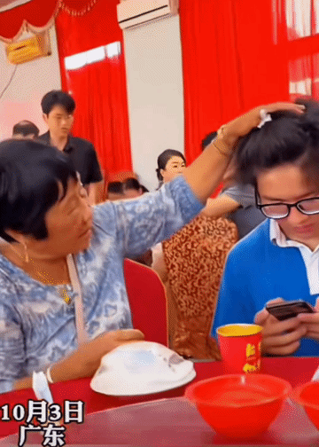 这位广东奶奶估计都没想到，她和孙子会因为这视频引起网友的热议！视频内容是这样