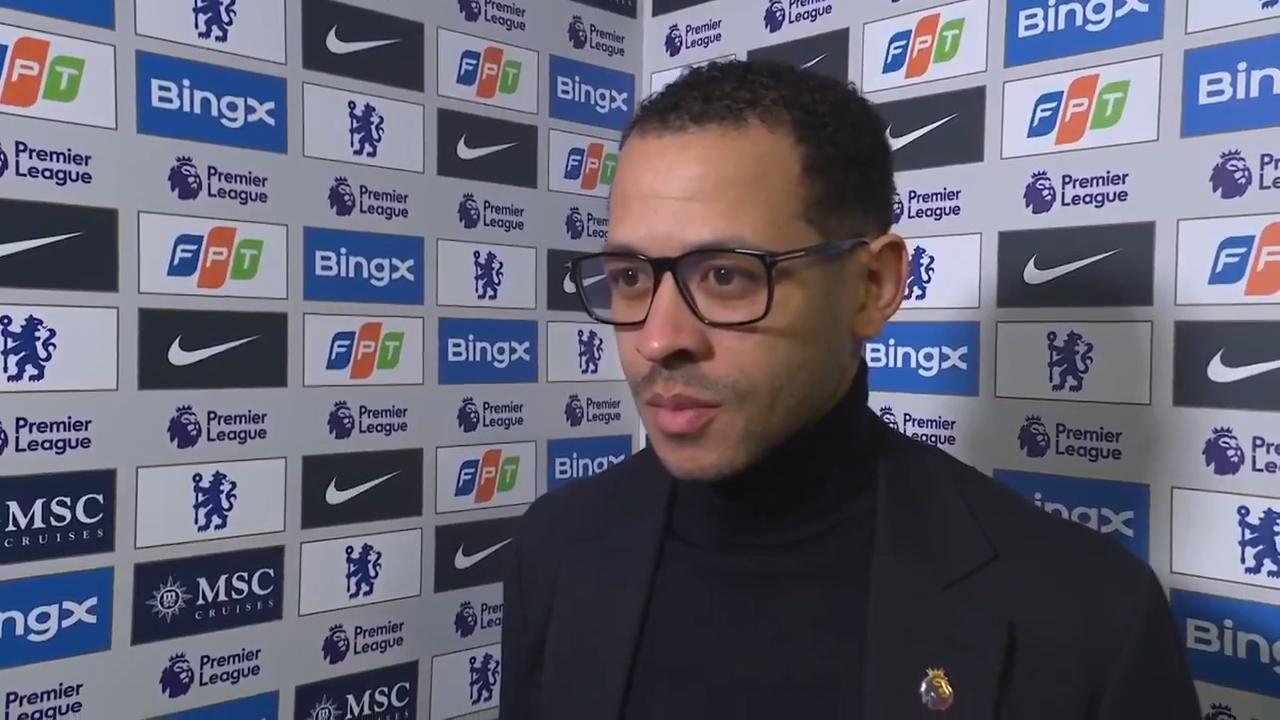 【罗塞尼尔怒斥队员走神】英超第26轮，切尔西主场2-2战平利兹联。下半场，蓝军在