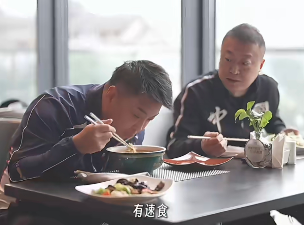 王皓和马琳一起吃拉面吃出了说相声的感觉，你一言我一语很搭配，这次王皓终于沾着马