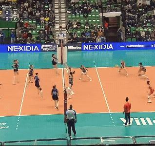 看了五六遍，不服不行[赞]，朱婷的调整攻，堪称她的拿手好戏！原来朱婷的欧冠首秀