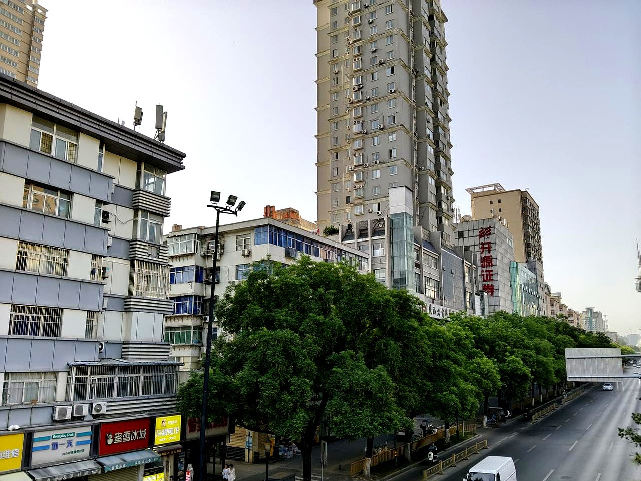 同学那套房，2021年买在未央首创国际城，93平，单价两万，总价186万，首付6