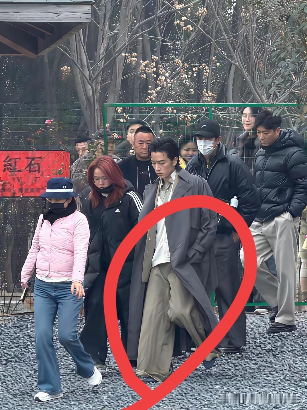 满大街的人都是穿这种大裤子，感觉审美都下降了。