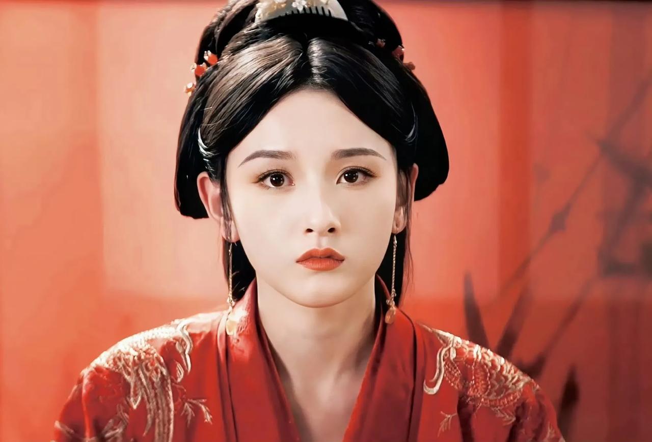 宋祖儿真的太美了，看过《折腰》的谁不惊呼她的颜值高呀，古偶里倾国倾城的女主就该找