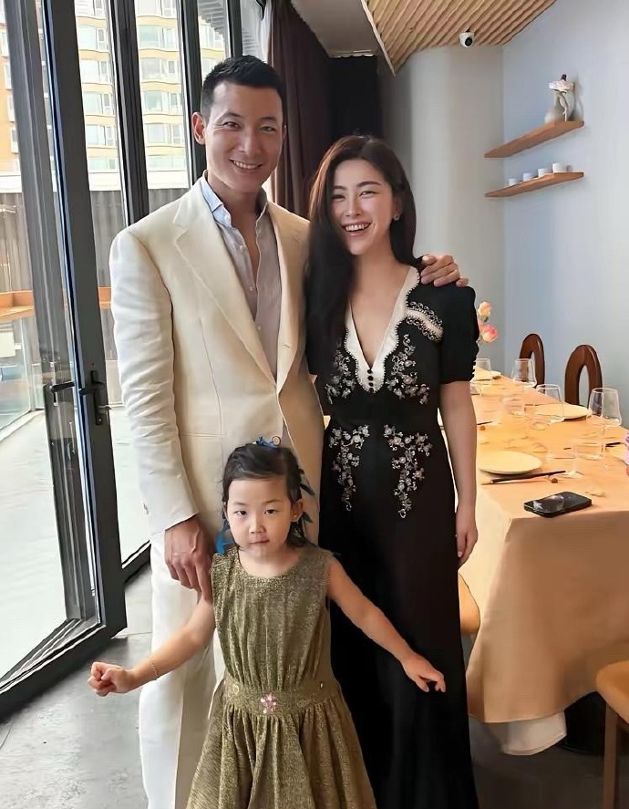 朱珠老公王昀佳，终于被扒出来了。一直以为他只是个清华老师，这么有料。1986年